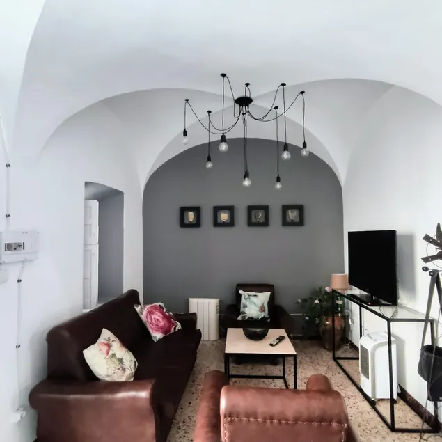 A nice country house with a patio and close to everything - Image 1