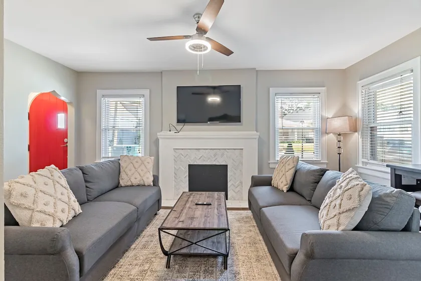 Cheerful 4-bedroom w/ first floor master - Image 1