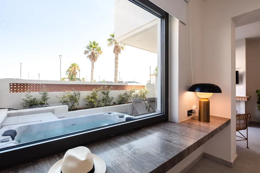 Exclusive private Jacuzzi Suite & Free Parking - Image 1