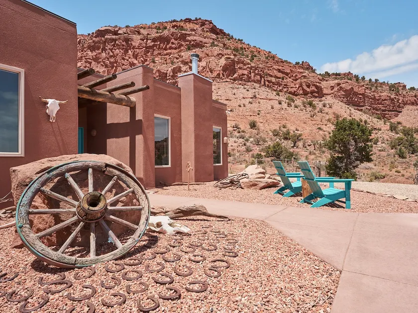 Artful Southwest Retreat with Vast Cliff Views - Image 1