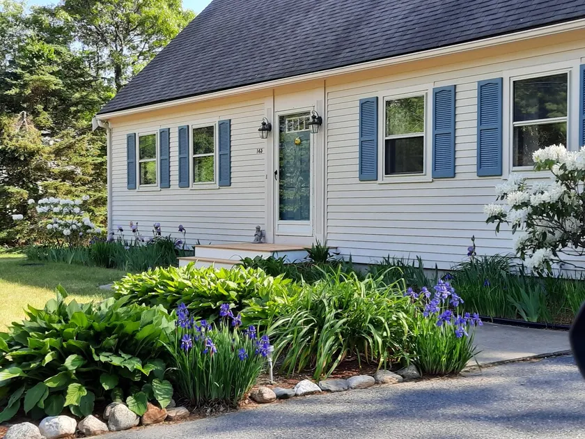 Cheerfull Capecod 4 bedroom home with free parking - Image 1