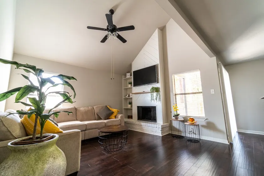 Medical Center Townhome Work-Friendly Free Parking - Image 1