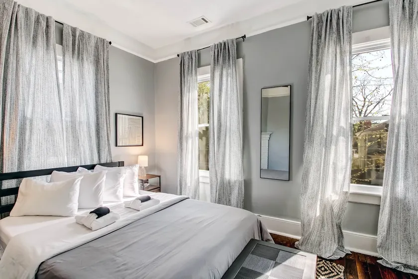 Spacious & Bright Park Side 2BDR ★ Downtown Victorian District  - Image 1