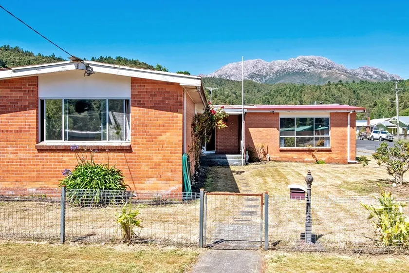 Spacious 3 Bedroom Family Home - Sleeps 8 - Image 1