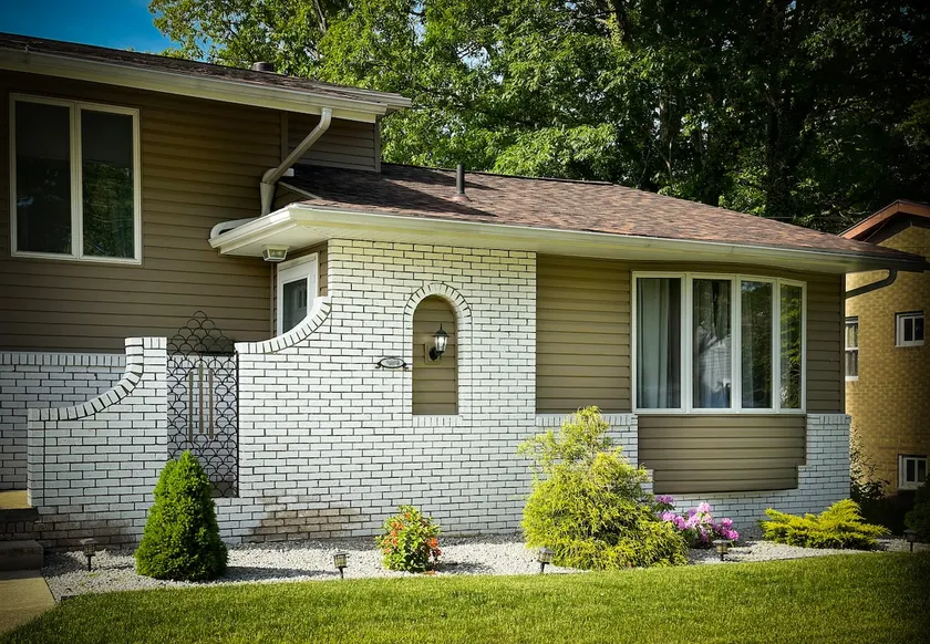 Lovely West Akron home with attached private garage - Image 1
