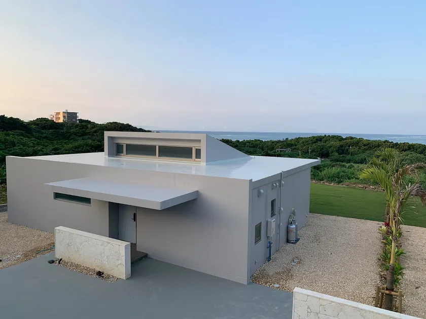 Kaze- palm trees and a large lawn garden, the sea, sunset, and starry sky from the stylish rooms - Image 1