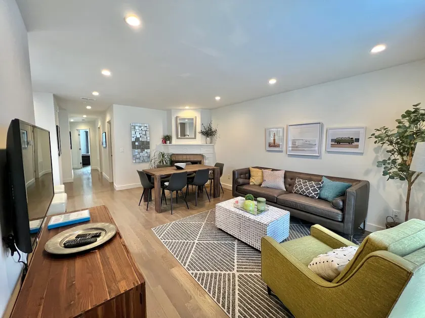 Modern 3 bedrooms 2 baths private flat on 2nd FL - Image 1