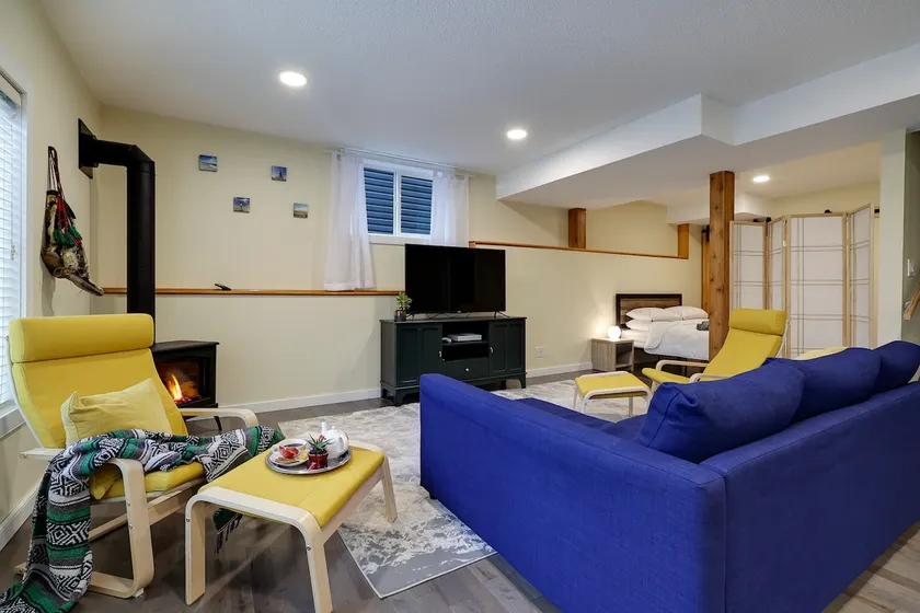 Adorable private suite with indoor fire place - Image 1