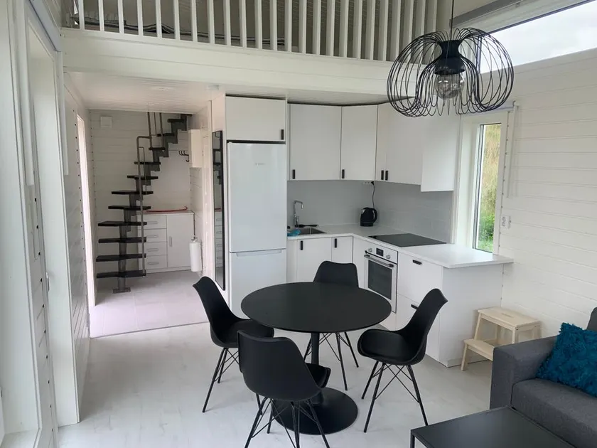 Adorable guesthouse with AC and free parking - Image 1
