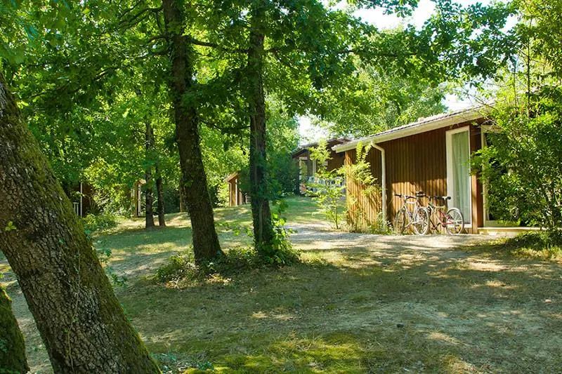Wooden chalet near fishing lake - Image 1