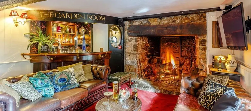 Luxurious 3 Bedroom Apartment above an Olde Inn - Image 1