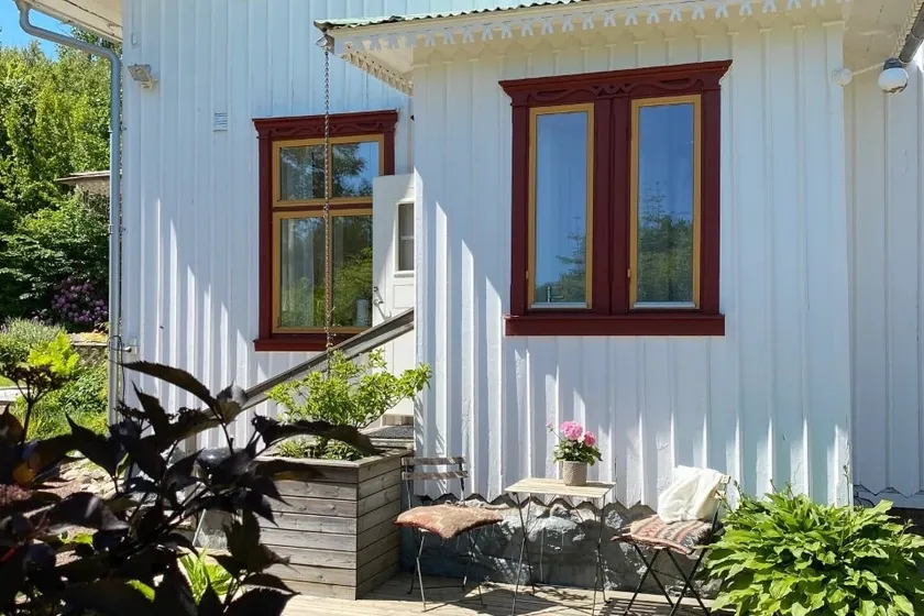 Bright gable apartment, in an older farmhouse, with a patio - Image 1