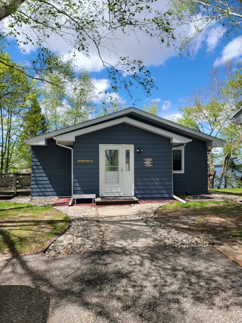 Relaxing lake-side cottage ready for family fun! - Image 1