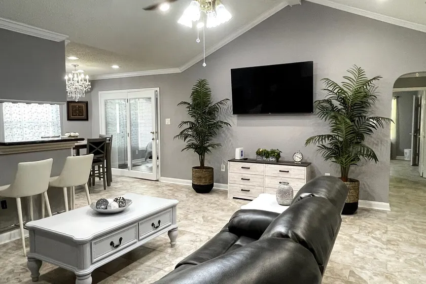 Beautiful,Spacious,Quiet Residential Home - Image 1