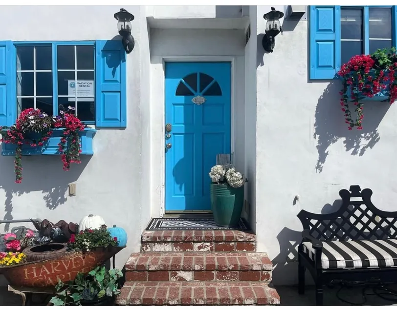 In Town • Walk to Beach “The Catalina Life” - Image 1