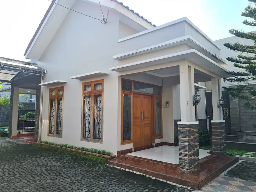 Private Home in Twin House Solo (Lokasi Strategis) - Image 1