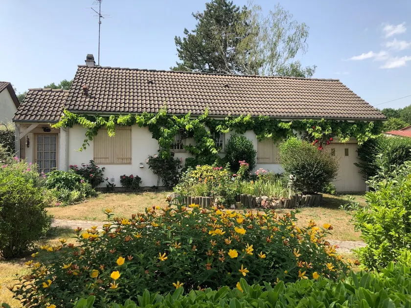 Cozy house with large garden - Image 1