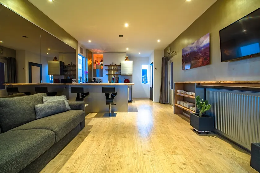 Stylish Waterside Retreat ★ Walk to Train & Outlet - Image 1