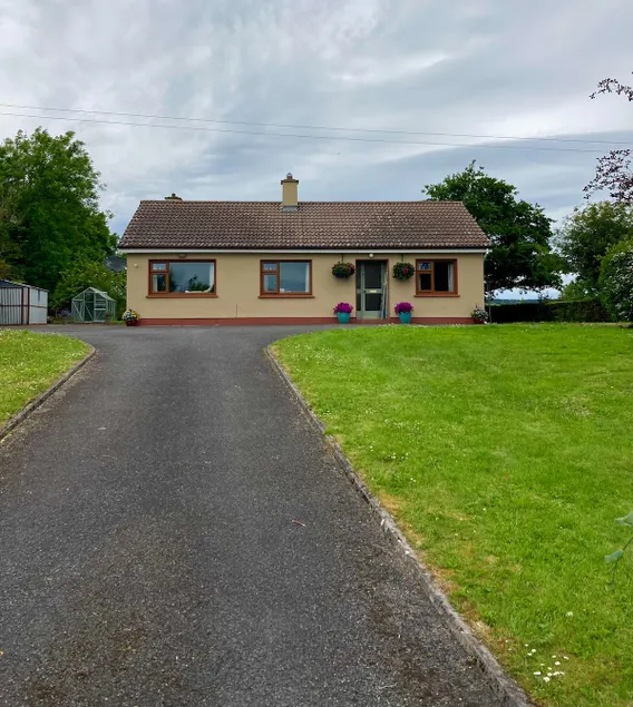 Lily's - 3 Bedroom Country Cottage with Large Garden - Image 1