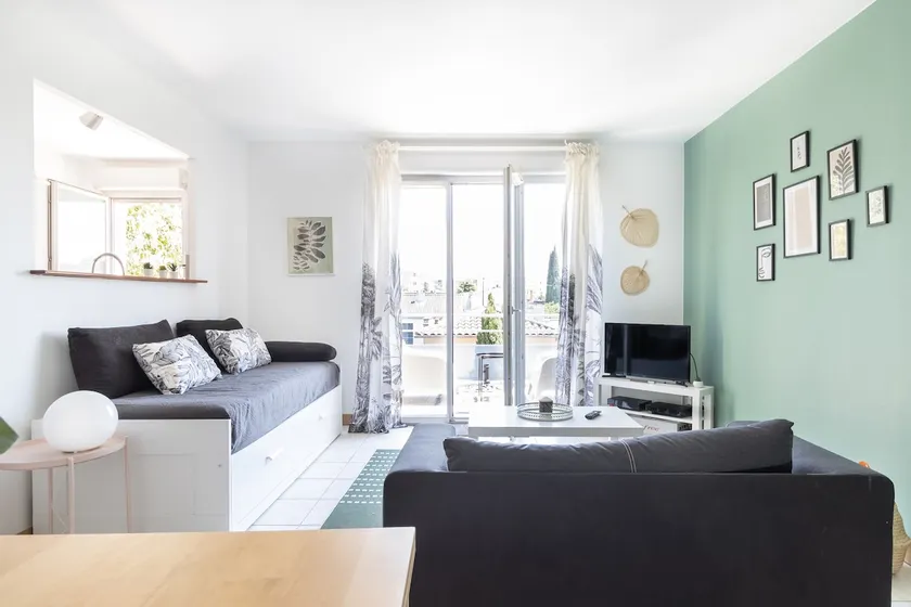 Beautiful apartment with terrace + private parking - Image 1