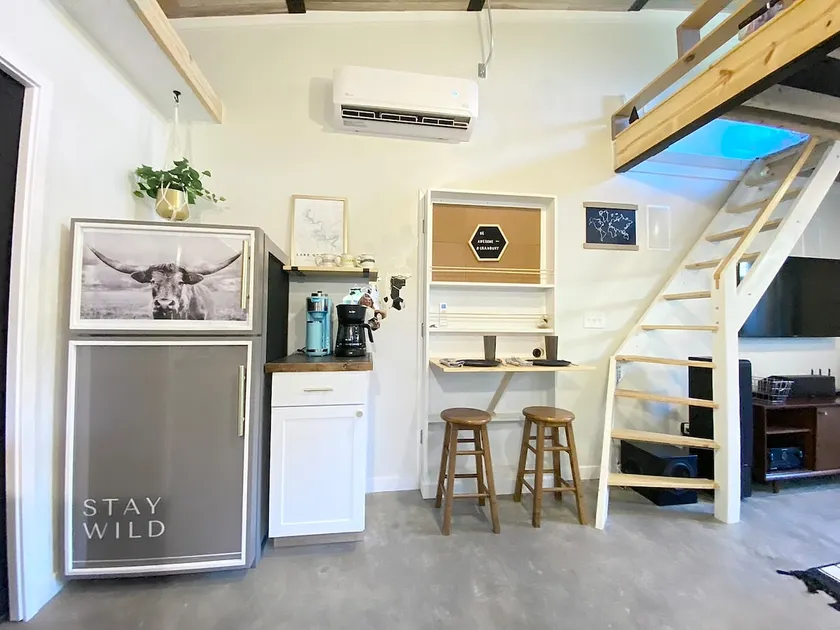 Cozy, unique, pet friendly loft near Granbury - Image 1