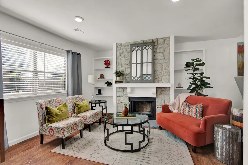 Condo centrally located and updated - Image 1