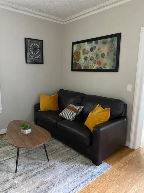 Downtown Oasis-1 bedroom-Walk to it all-sleeps 4 - Image 1