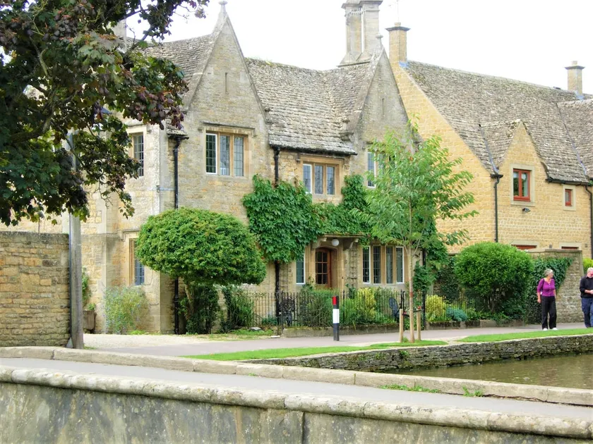 Cotswold House overlooking the river with parking - Image 1