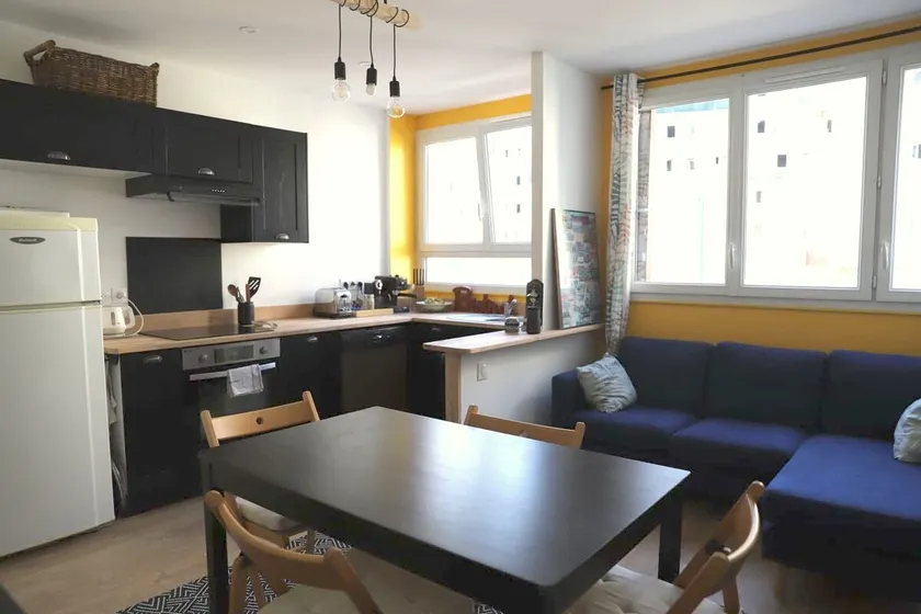 Cozy 60 m2 2-bedroom apartment on the outskirts of Paris - Image 1