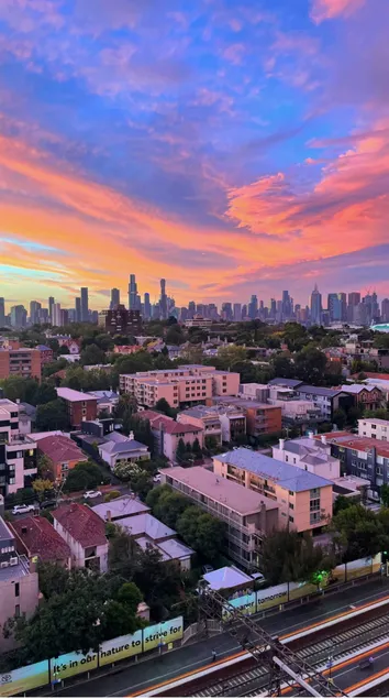 Luxury South Yarra Retreat: Pool, Gym, City Views - Image 1