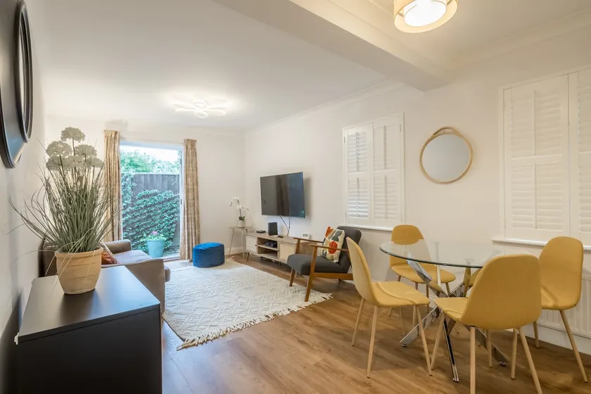 Lovely 1 Bed Apartment With FREE PARKING & Garden - Image 1