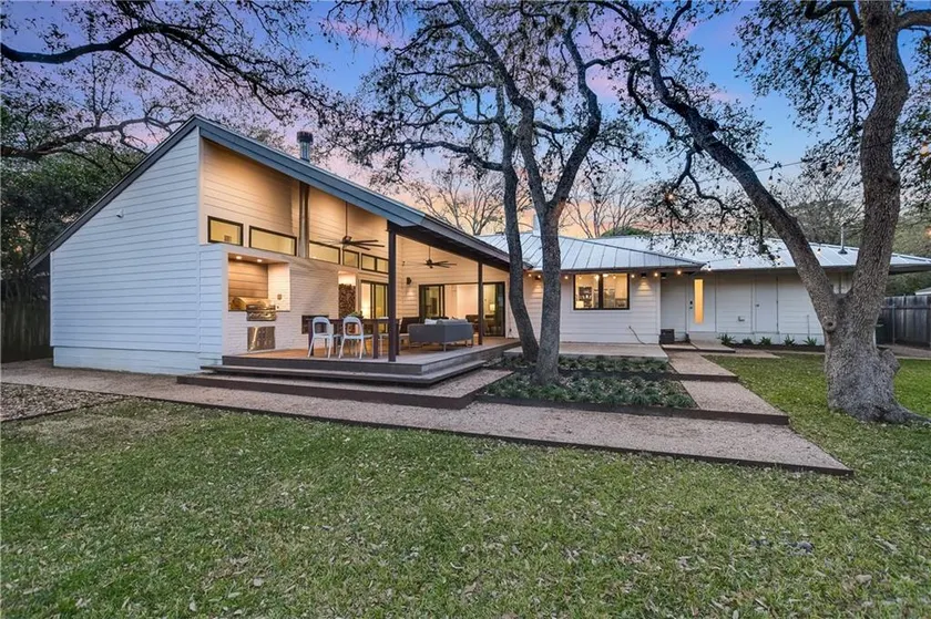 Elegant indoor-outdoor mid-century modern - Image 1