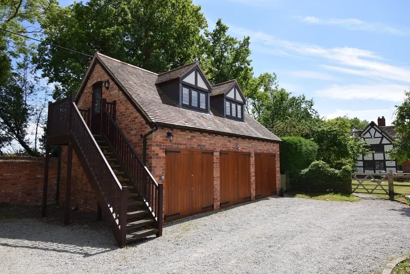 Studio annexe with double bed and kitchenette - Image 1