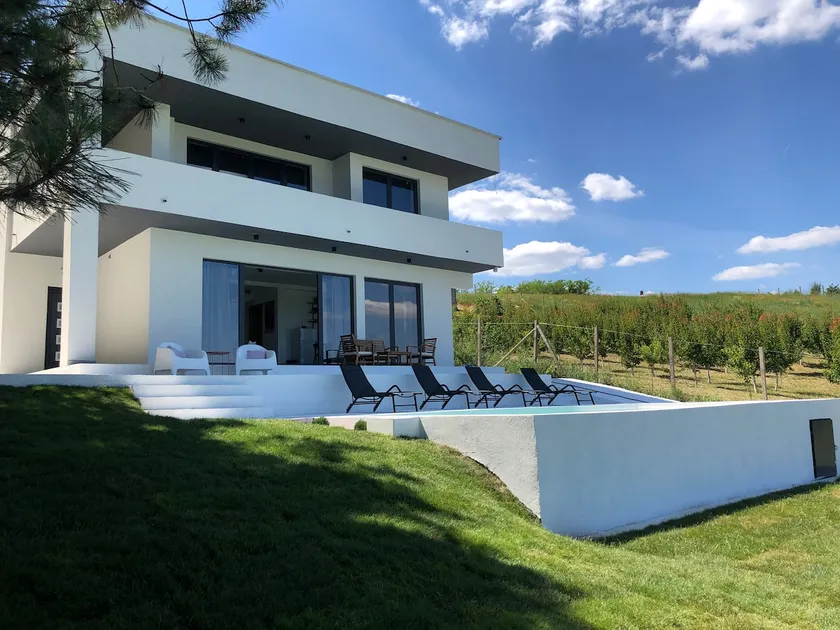 Cheerful 3 bedroom villa with pool in nature - Image 1