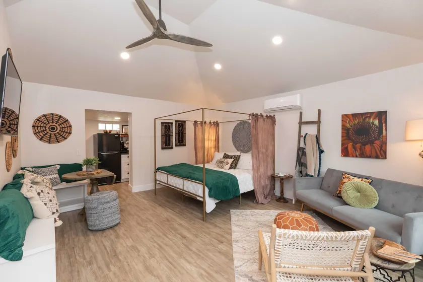 🪴HIDDEN HAVEN renovated King Bed studio W/garage 🍃 - Image 1
