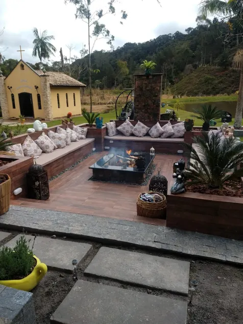 Ranch with swimming pool, barbecue area, fireplace and lake - Image 1
