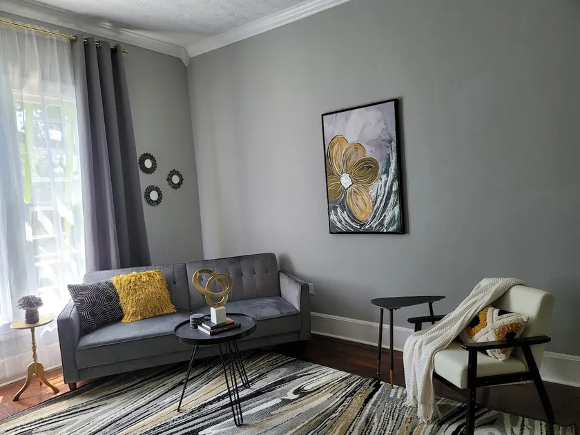 Lovely upstairs one bedroom with patio. - Image 1