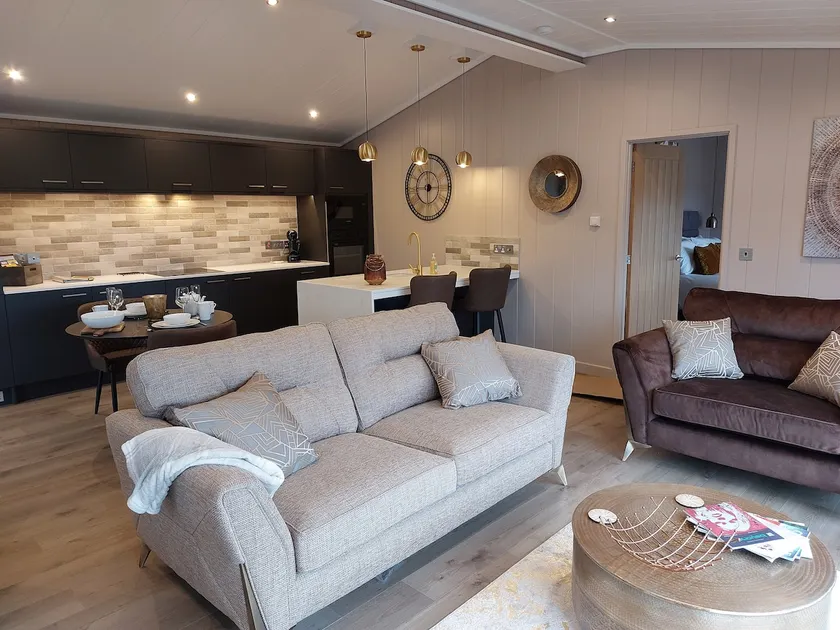 Kiri: luxury 1 bed lodge, starlit hot tub & deck - Image 1