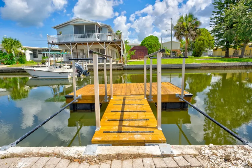 Entire Home 3 bed 2 bath, waterfront Gulf Access - Image 1