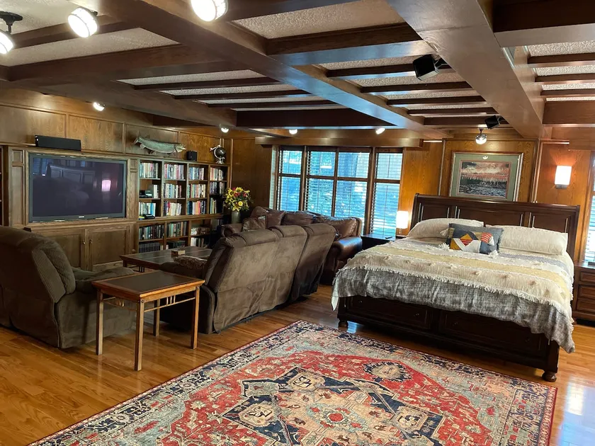 Lavish Library Suite - Pool Table & Steam Shower - Image 1