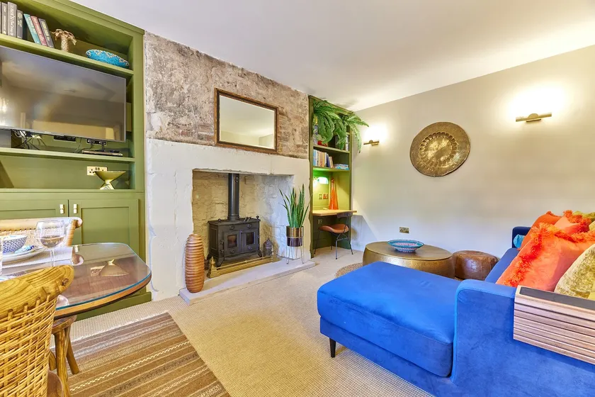 Cinnabar Romantic Hideaway on Historic Walls - Image 1