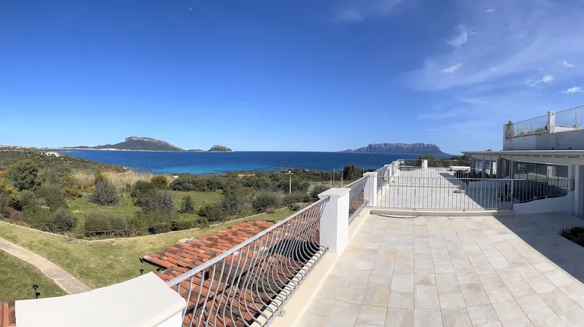Luxury sea view home at only 4-min walk to beach - Image 1