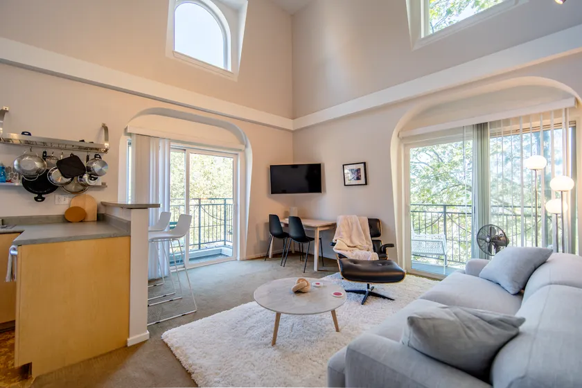 Lovely 2 Bed/Bath Penthouse w/ Space Needle Views - Image 1