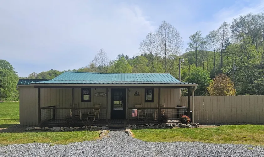 Creek Life Cottage is a place where you can relax and unwind on the creek. - Image 1