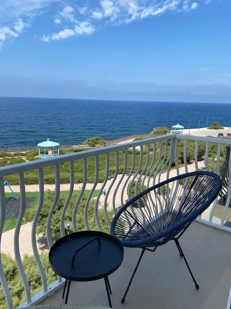 Sea View 3BR Apt| Balcony | Modern | Walk to Beach - Image 1