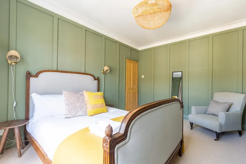 Luxuriously Designed 3 Bedroom Apartment in Clapham - Image 1