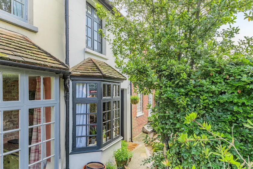 Cosy Pieman’s Cottage, Pulborough – South Downs Escape - Image 1