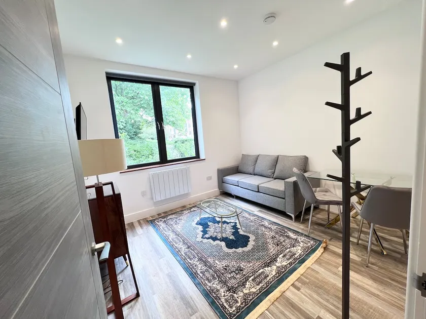 #5 Luxury apartment at central - Image 1