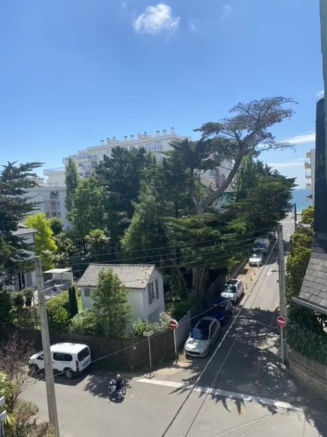 REFURBISHED APARTMENT, IDEALLY LOCATED - Image 1