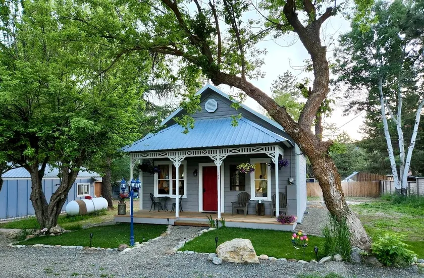 The Red Door Cottage. 10% off for volunteer FD - Image 1
